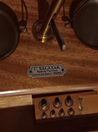 Balanza científica antigua de latón