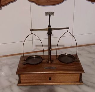 Balanza científica antigua de latón