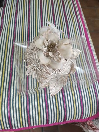 Tocado de fiesta beige y dorado