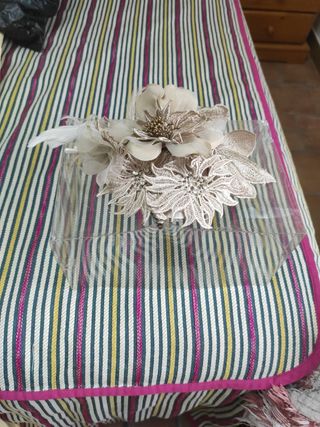 Tocado de fiesta beige y dorado