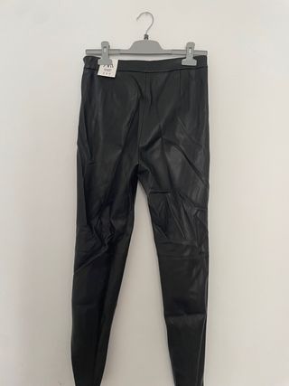 Pantalón efecto cuero elástico Zara
