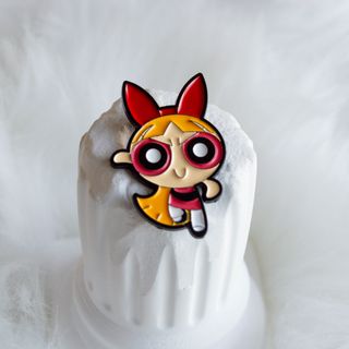 Pin Bombon. Dibujo Animado Rojo y Amarillo
