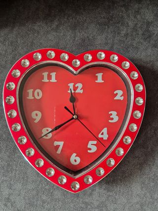 Orologio a forma di cuore rosso