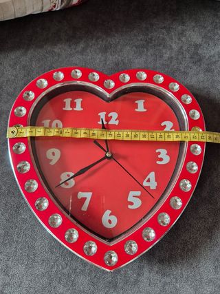 Orologio a forma di cuore rosso