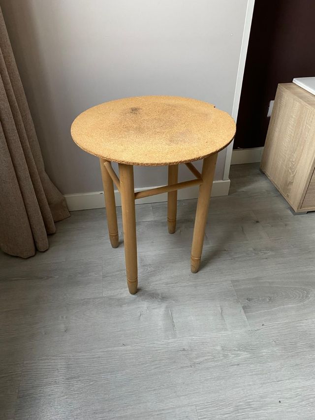 Mesita auxiliar redonda de madera y corcho