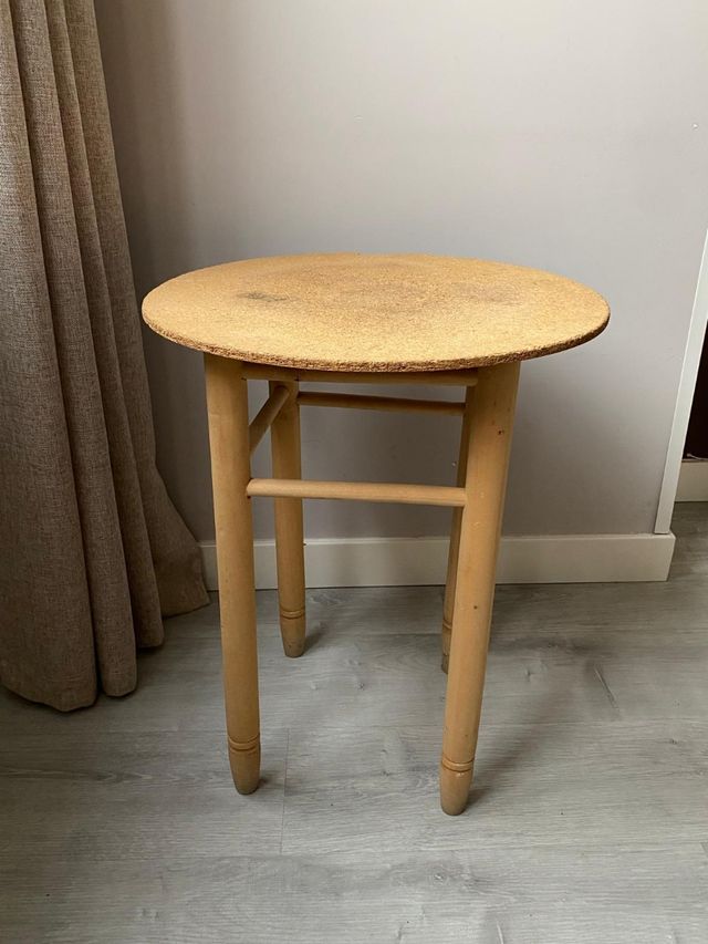 Mesita auxiliar redonda de madera y corcho