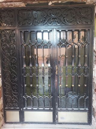 Puerta de forja con cristales