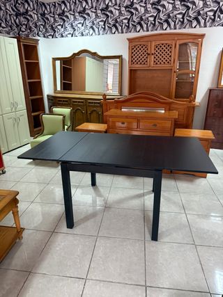 Mesa de comedor negra y madera