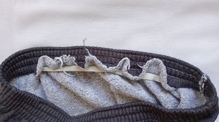 Pantalón chándal jogger gris y negro.