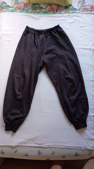 Pantalón chándal jogger gris y negro.