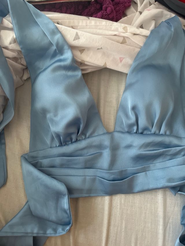 Top elegante azul satinado nuevo