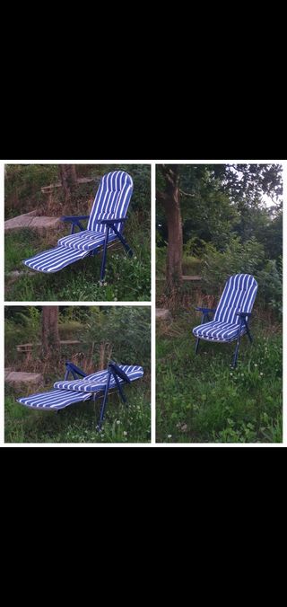 Silla reclinable azul y blanca