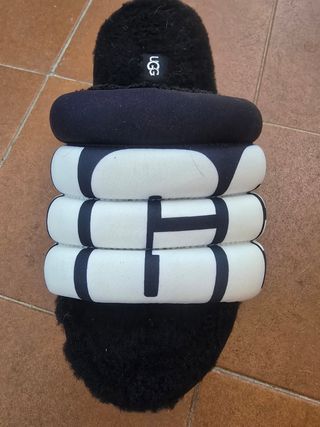 Sandalias UGG pelo negras y blancas