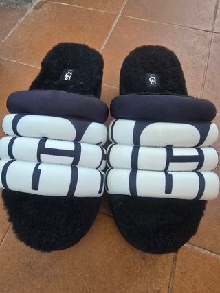 Sandalias UGG pelo negras y blancas