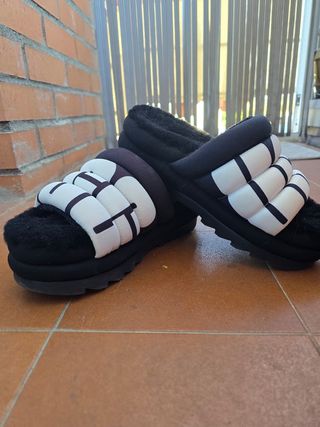 Sandalias UGG pelo negras y blancas