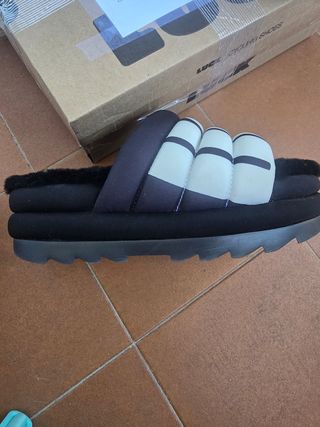 Sandalias UGG pelo negras y blancas