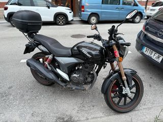 Moto Keeway 125cc Negra con Baúl