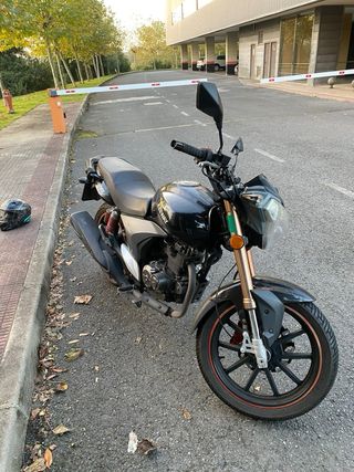 Moto Keeway 125cc Negra con Baúl