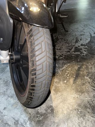 Moto Keeway 125cc Negra con Baúl