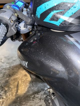 Moto Keeway 125cc Negra con Baúl