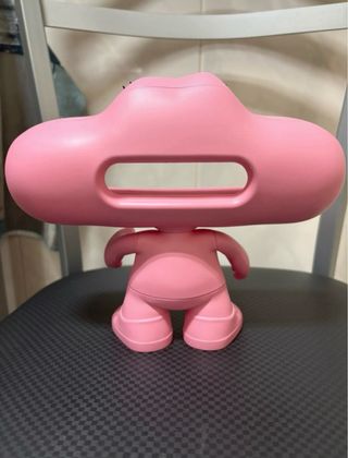 Muñeco rosa soporte altavoz Beats