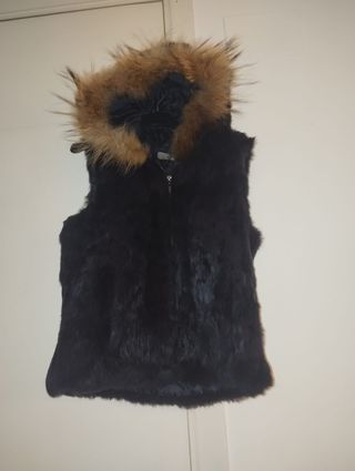 Chaleco de pelo negro con capucha