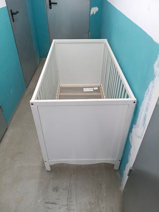 Cuna de bebé blanca con colchón de 10 cm
