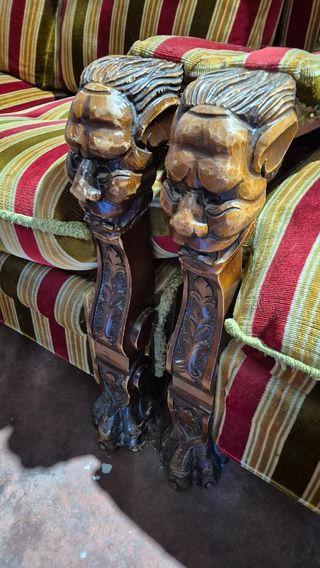 Sofá y sillones antiguos de terciopelo