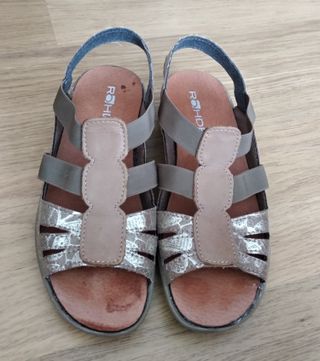 Sandalias Mujer Beige y Plateadas