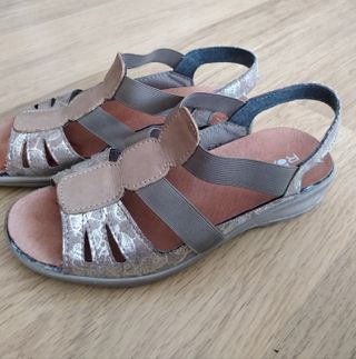 Sandalias Mujer Beige y Plateadas