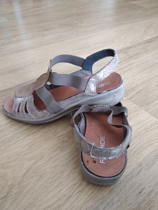 Sandalias Mujer Beige y Plateadas
