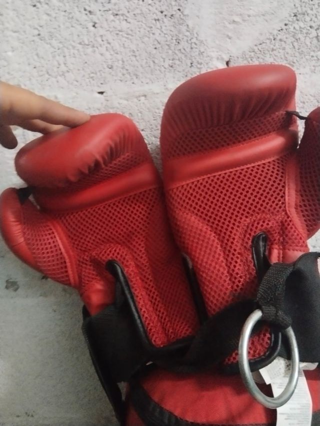 Saco de boxeo y guantes rojos