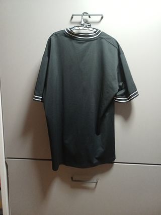 Camiseta de béisbol negra con botones