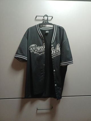 Camiseta de béisbol negra con botones