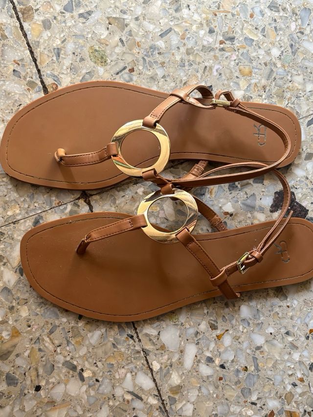 Sandalias planas marrones con detalle dorado