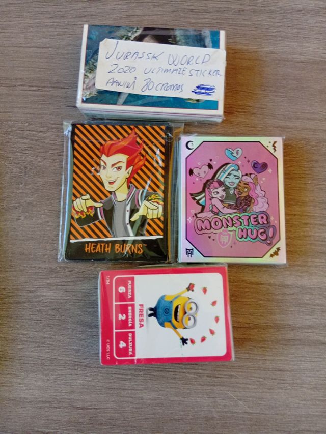 Lote 400 cromos: Batman, Pitufos, Monster High, Ju