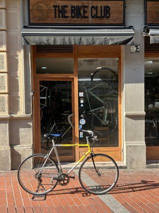 Bicicleta Clásica Amarilla y Plateada
