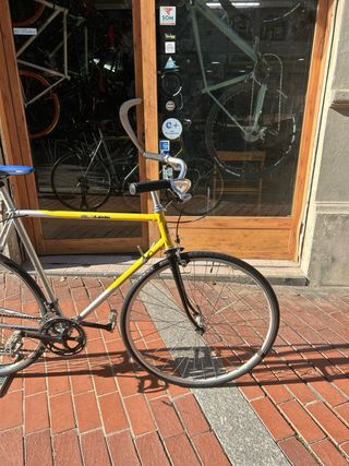 Bicicleta Clásica Amarilla y Plateada