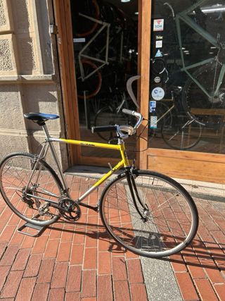 Bicicleta Clásica Amarilla y Plateada