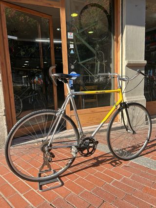Bicicleta Clásica Amarilla y Plateada