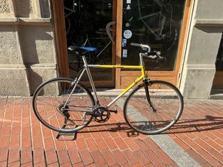 Bicicleta Clásica Amarilla y Plateada