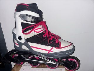 Patines en línea blancos y rosas