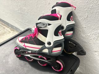 Patines en línea blancos y rosas