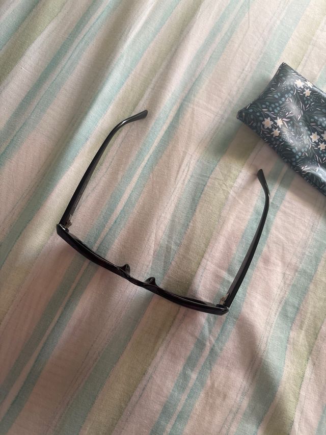 Gafas de sol cuadradas oscuras