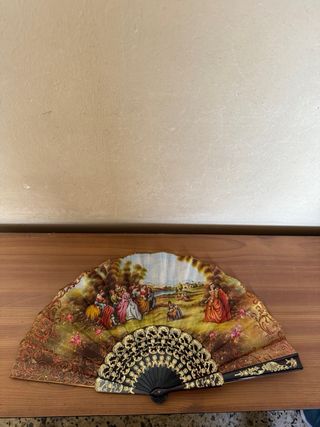 Abanico negro y dorado con diseño