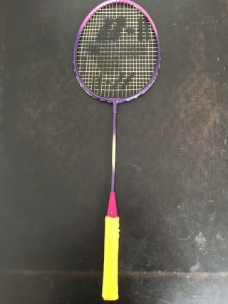 Raqueta de bádminton morada y amarilla
