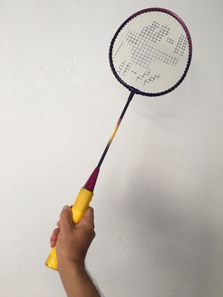 Raqueta de bádminton morada y amarilla