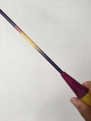Raqueta de bádminton morada y amarilla