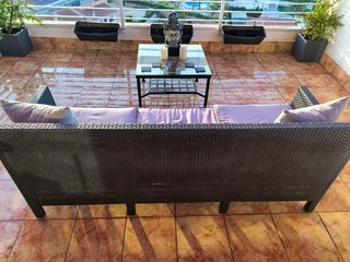 Sofá de jardín negro con cojines morado