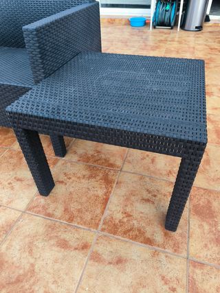 Sofá de jardín negro con cojines morado